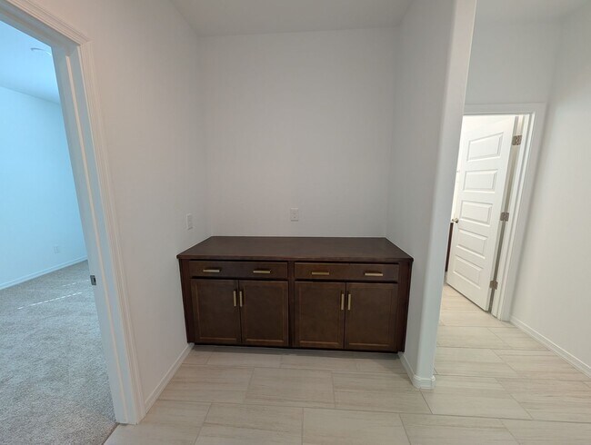 Building Photo - 4 Bedroom 3 Bathroom Home