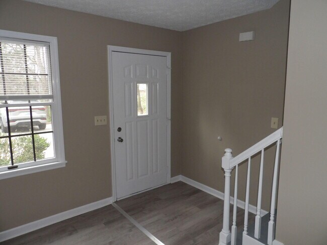 Building Photo - 244 Meadowview Dr