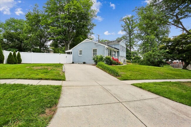Building Photo - 3801 Denfeld Ave