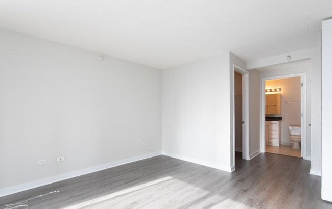 Building Photo - 544 N State St