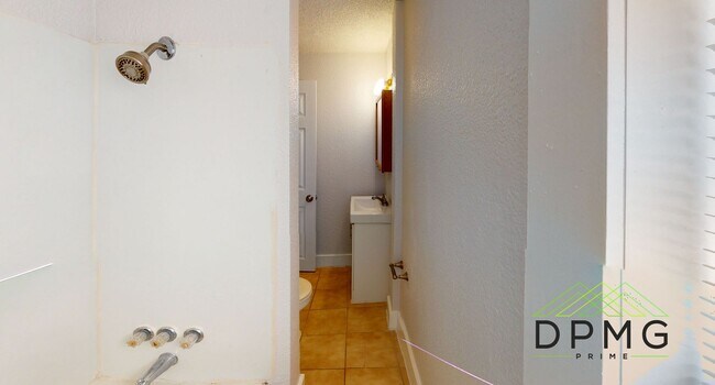 Building Photo - 325 E Hillsdale St