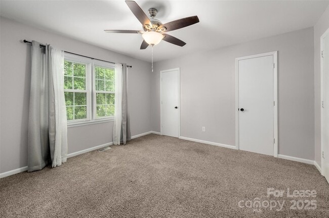 Building Photo - 1422 Delane Ave