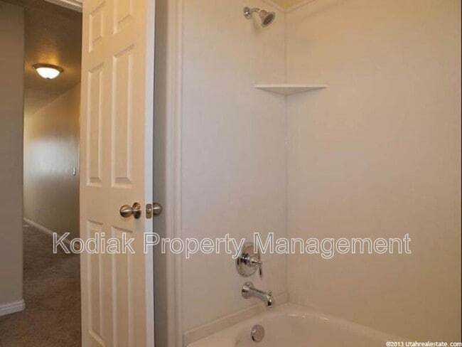 Building Photo - 3325 Redshoulder Dr