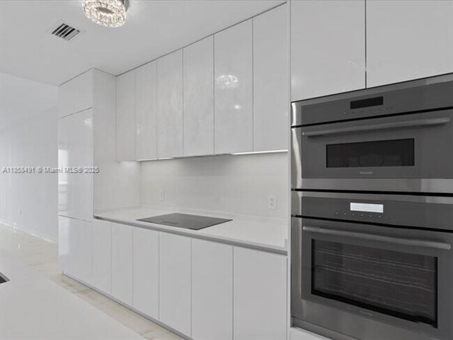 Building Photo - 700 NE 24th St