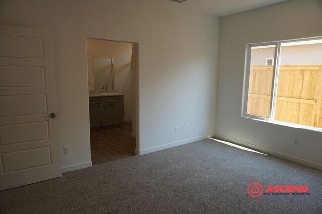 Building Photo - Beautiful 4-Bed Home in Shafter's Gossamer Grove Community – Solar Included!
