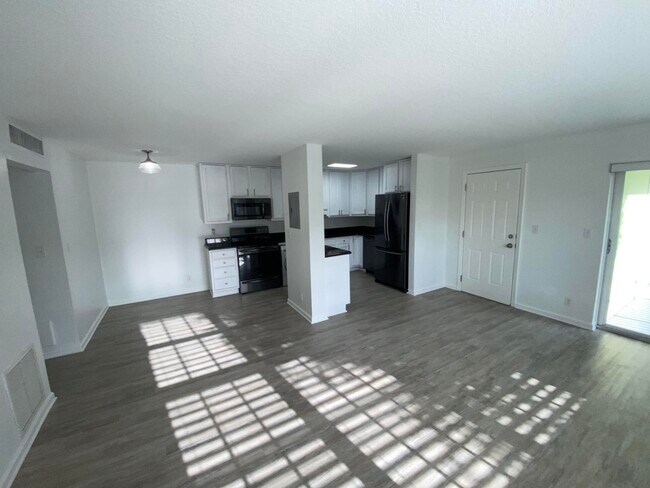 Building Photo - 102 N Lakeside Dr