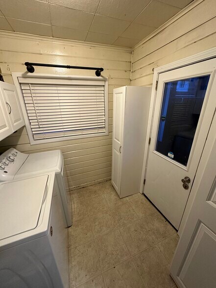 Building Photo - 1274 N Cedar St