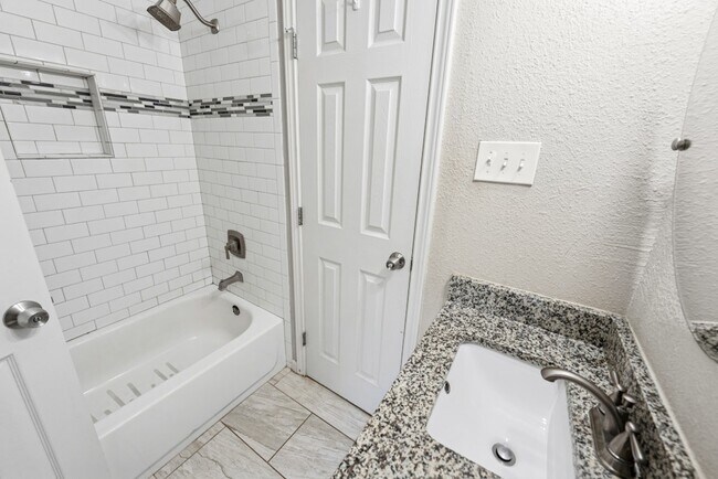 Building Photo - 915 Stonegate Dr