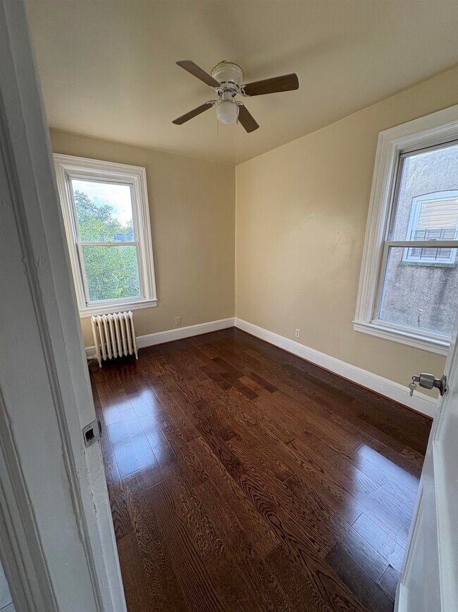 Building Photo - 385 Woodlawn Ave