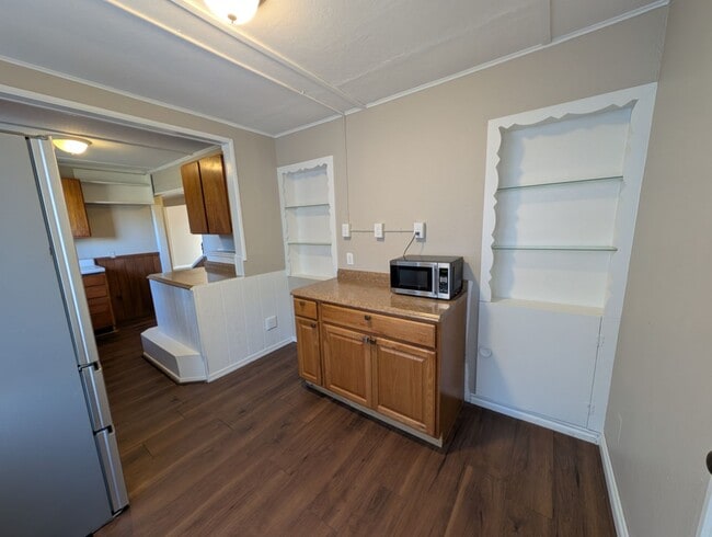 Building Photo - Available Now in Navy Yard City! New Floors & Paint! Tons of Space & Storage.