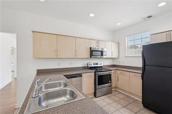 Building Photo - 2596 Bates St SE