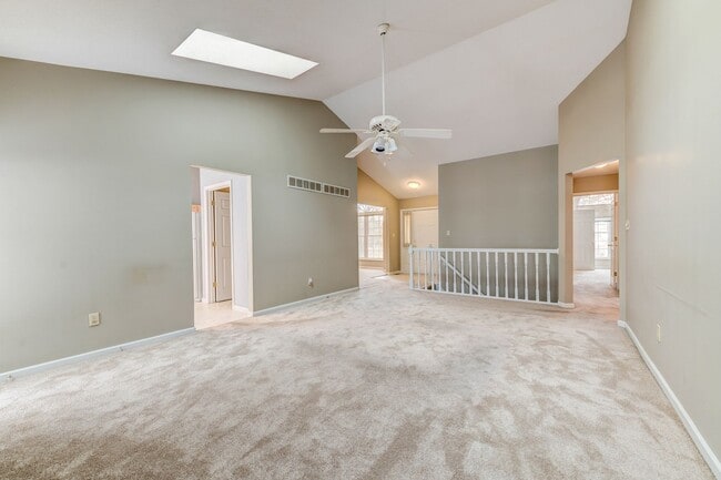 Building Photo - SPACIOUS 3 BEDROOM 2 BATH W/2 CAR GARAGE