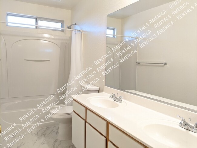 Building Photo - 895 E Lakeview Dr