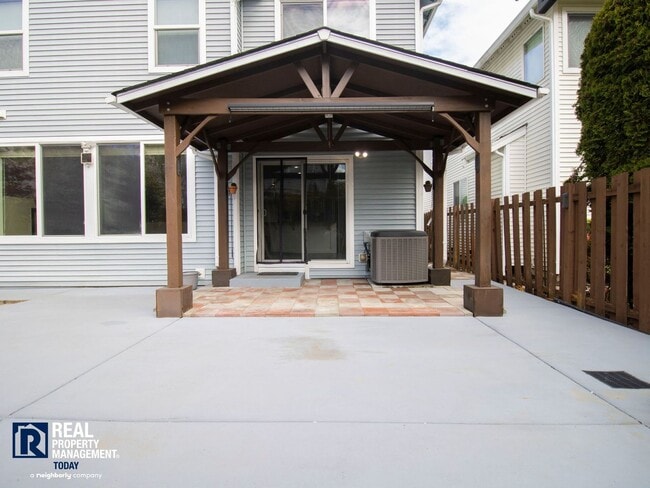 Building Photo - Spacious 5-Bedroom Home with 3-Car Garage & Fenced Yard in Kent!!