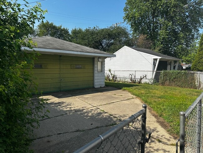Building Photo - 3 Bedroom home in Centerline
