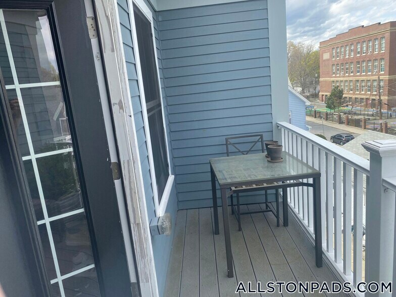 Building Photo - 14 Fern St