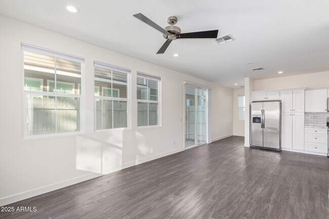 Building Photo - 3218 W Glendale Ave