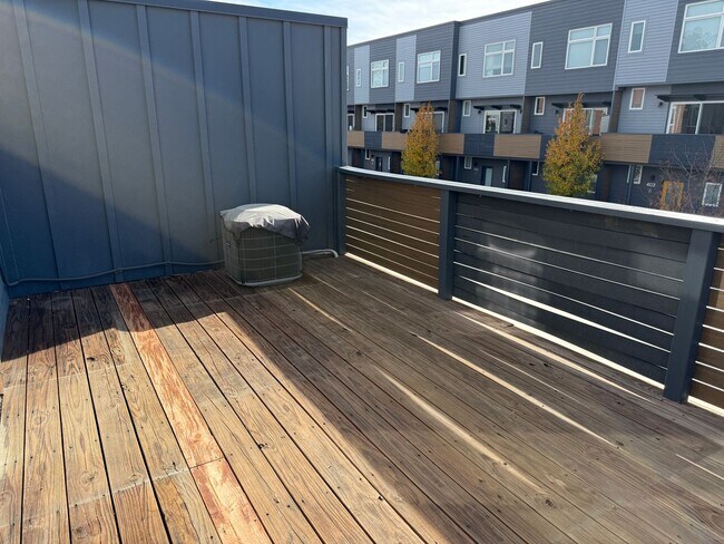 Building Photo - Fresh-Modern-Convenient 2/3/2 Twnhome