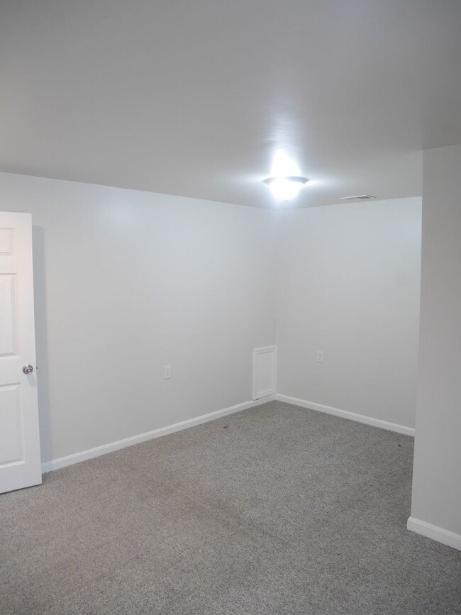 Building Photo - Rare Find! 4 Bedroom, 2 Bathroom Townhome ...