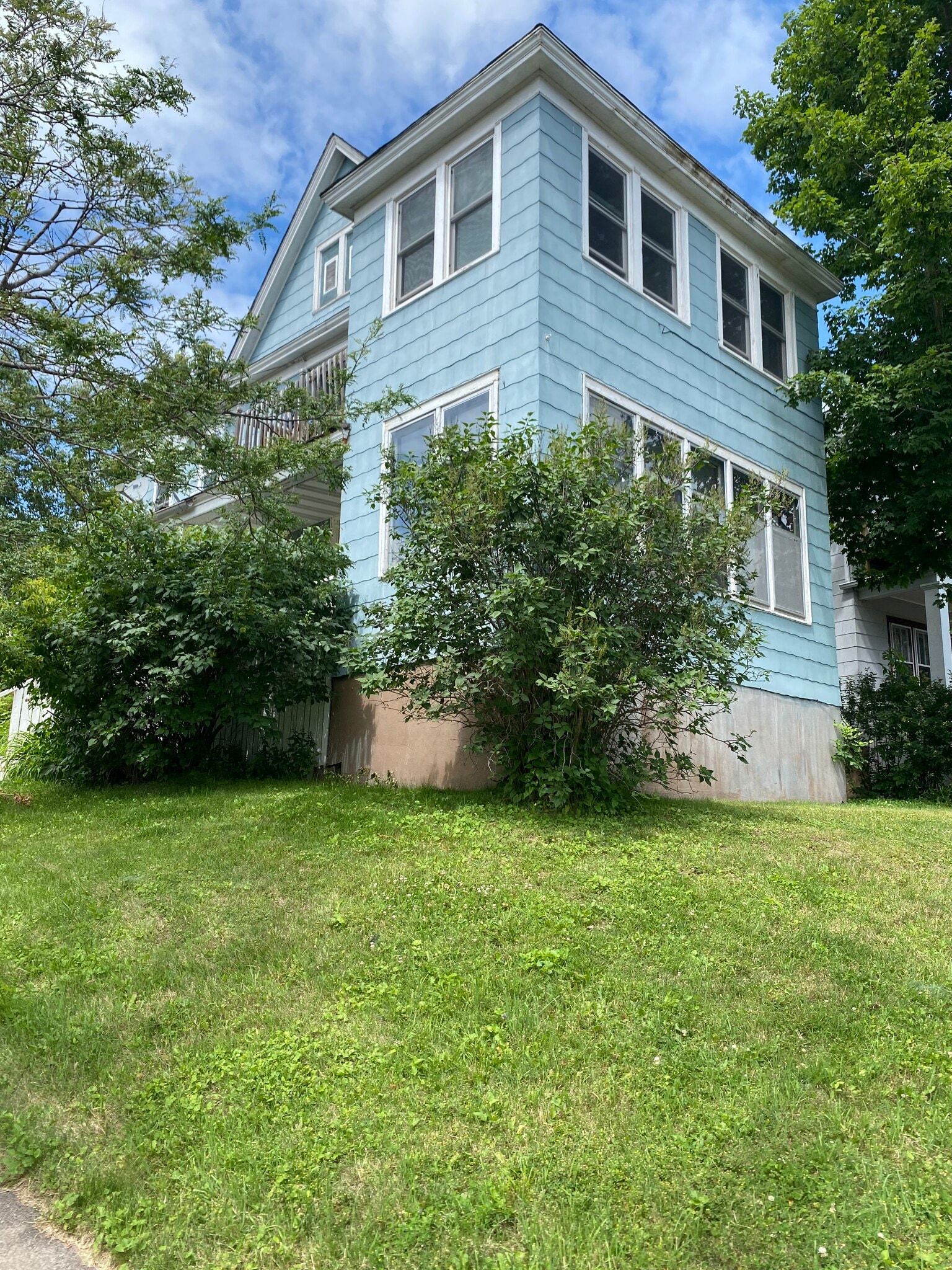 Building Photo - 16 S 19th Ave E