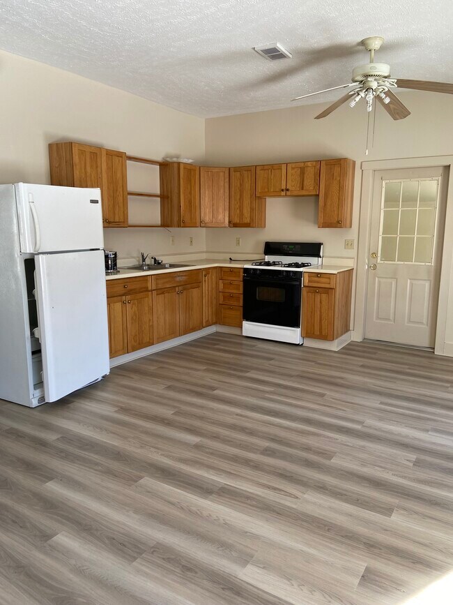 Building Photo - 362 W Main St