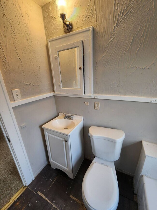 Building Photo - Charming 4-Bedroom Property in Prime Location (SECTION 8 VOUCHERS ACCEPTED)