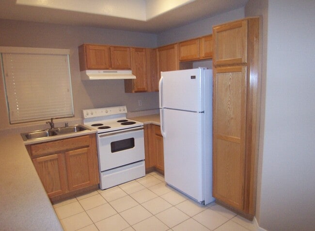 Building Photo - 1406 W Emerald Ave