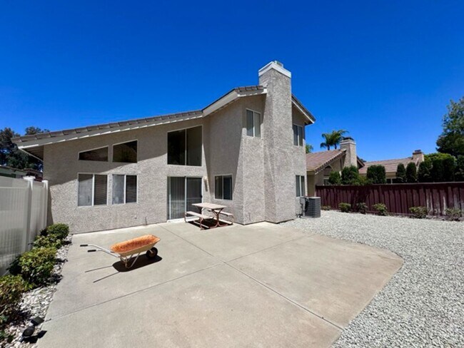 Building Photo - Spacious 3 Bedroom Home with High Ceilings...