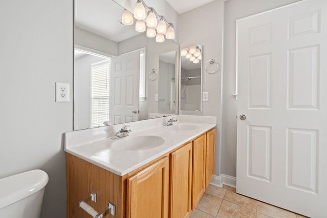 Building Photo - Newly remodeled townhome