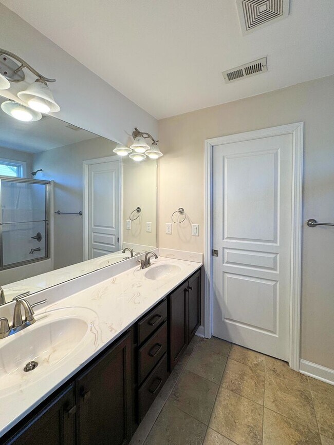 Building Photo - Lovely 3 Bed 2.5 Bath Home with Community Amenities