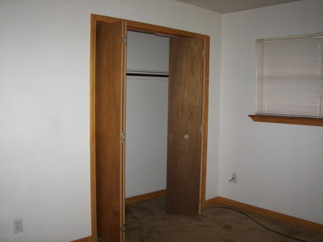 Building Photo - Adorable! You'll Love All the Oak!