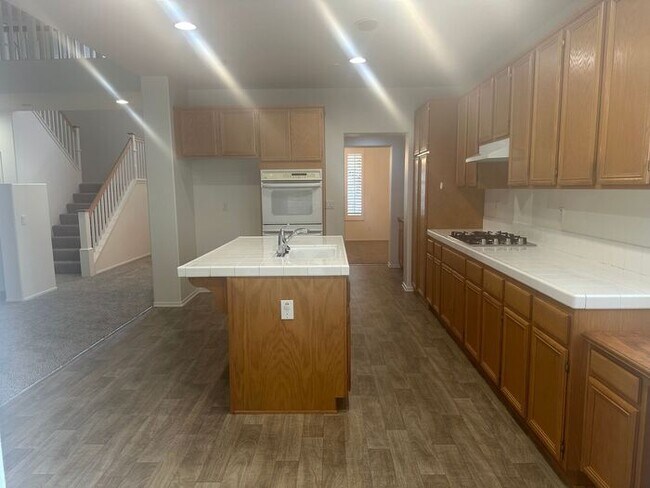 Building Photo - Spacious 3 + 2.5 Caynon Crest Home