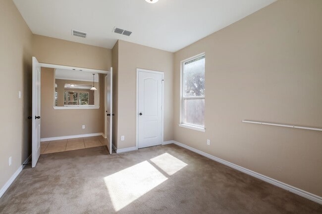 Building Photo - 4 Bedroom 2.5 Bath Ready for Move-in