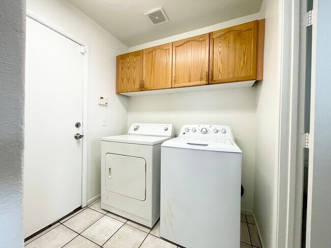 Building Photo - GATED COMMUNITY WITH POOL! Brand New Carpe...