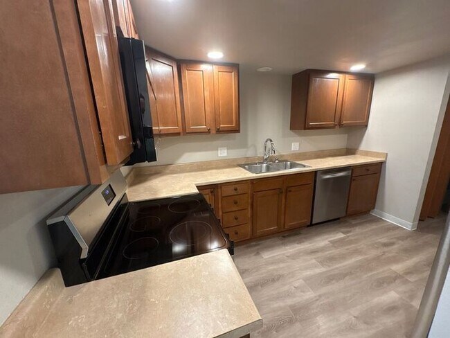 Building Photo - **Updated 2-Level Townhome in Fort Collins...