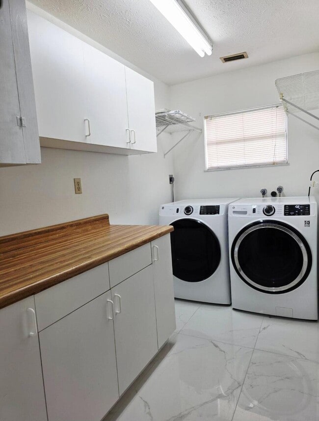 Building Photo - 1697 SW Clover St