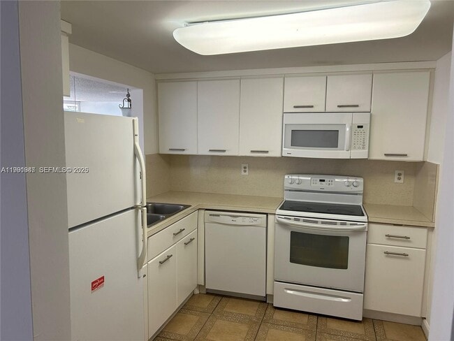 Building Photo - 1915 Brickell Ave