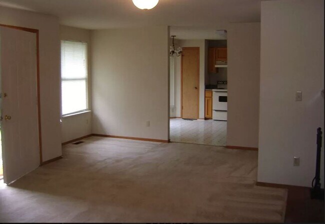 Building Photo - Auburn retro rambler home - 3 bedrooms and...