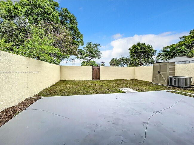 Building Photo - 13804 Kendale Lakes Dr