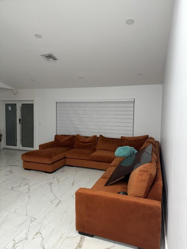 Building Photo - 112 Parkwood Dr