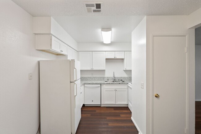 Building Photo - 3151 N Soaring Gulls Dr