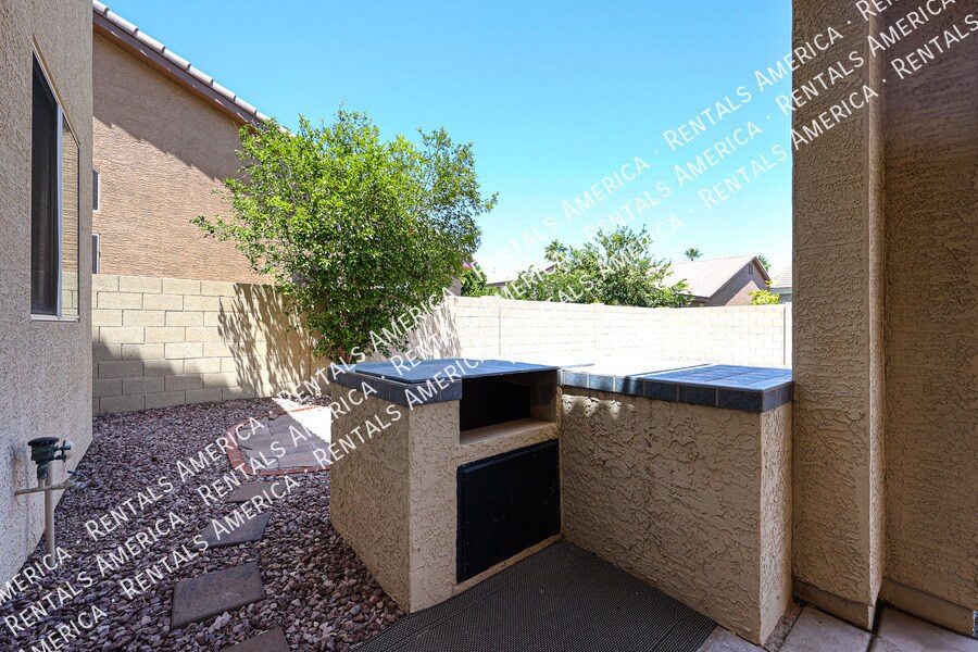 Building Photo - 1372 W Thompson Way