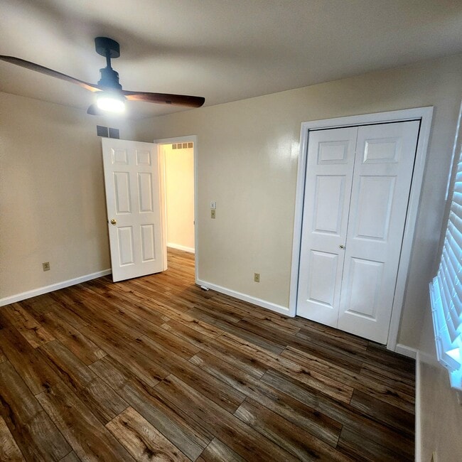 Building Photo - 636 Longview Rd