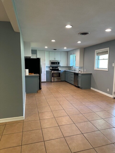 Kitchen & dining room - 3917 Lancelot Ln
