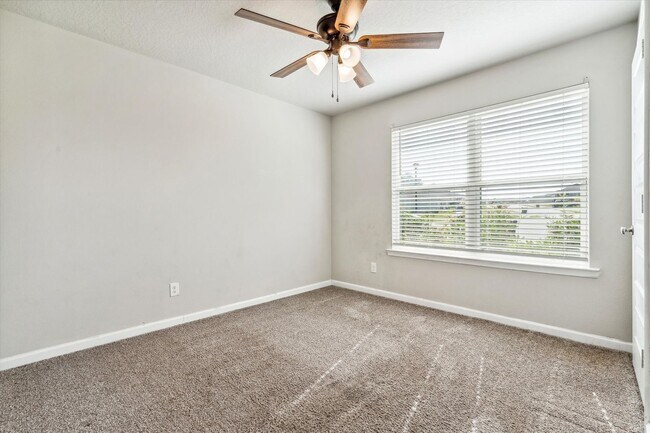 Building Photo - Four Bedroom in West Mobile