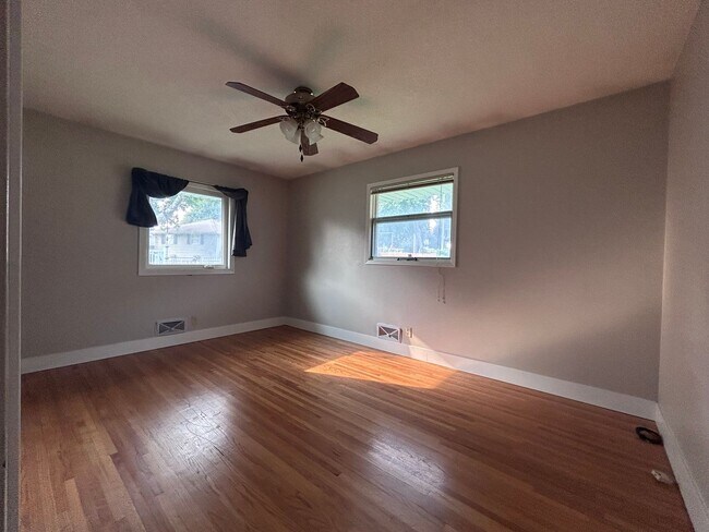 Building Photo - 4 Bed 2 Bath