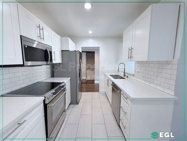 Building Photo - 6275 Canterbury Dr