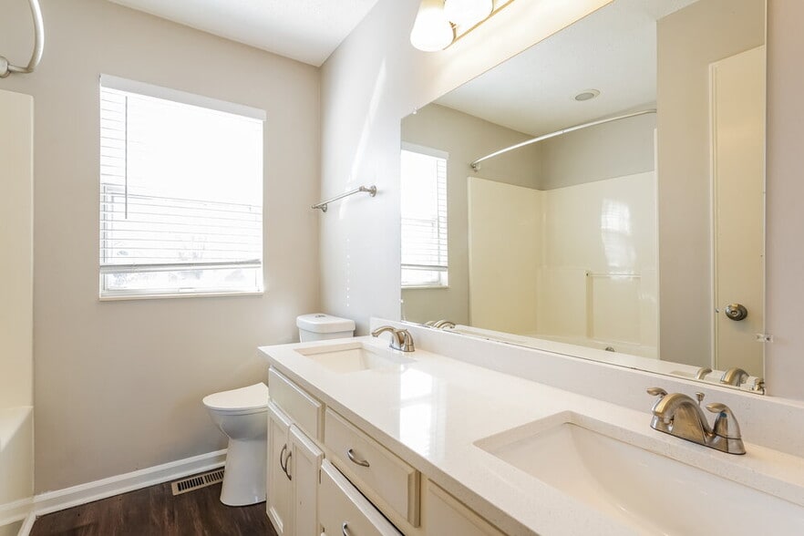 Building Photo - 901 Bexhill Ct S