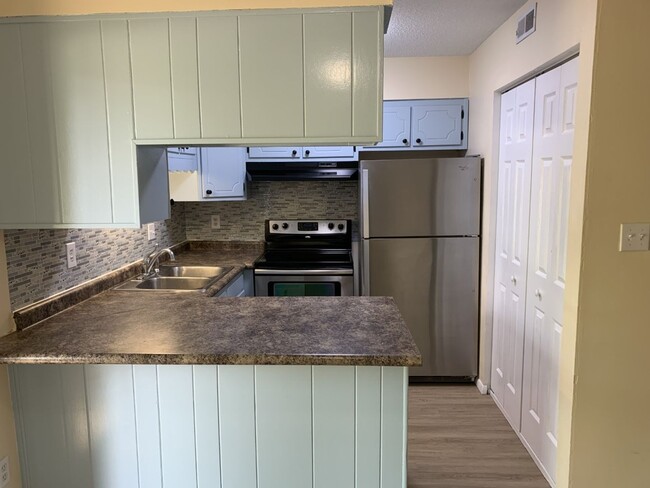 Building Photo - 5800 Falls of Neuse "B", 2-bd, 2-ba condo,...