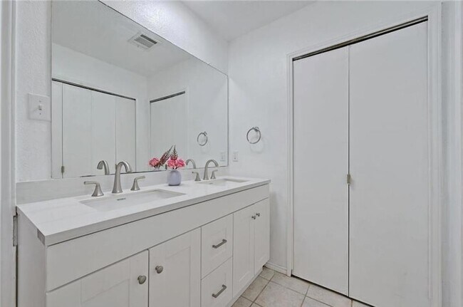 Building Photo - 9601 Holly Springs Dr